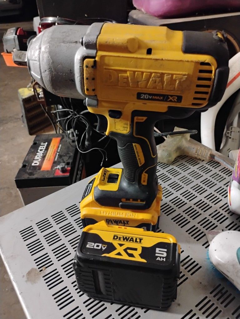 DeWalt 1/2 in Impact Wrench 20v Whit two batteries