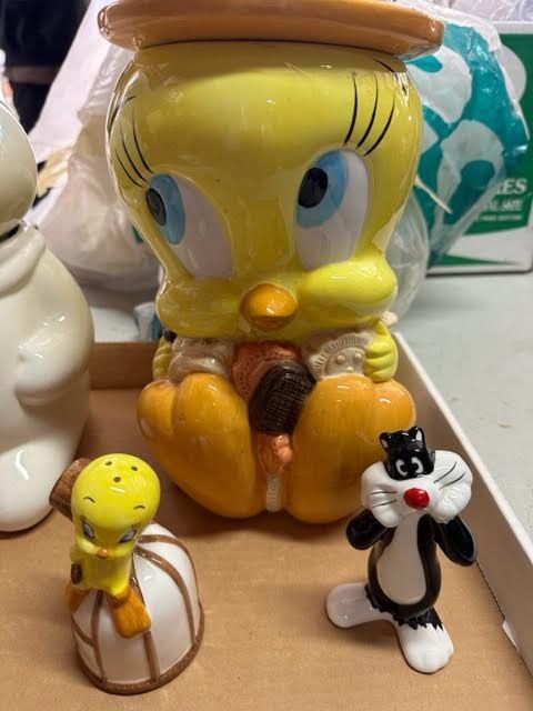 1933 Looney Toons Tweety Bird Cookie Jar + S/P Shakers