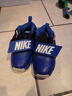 Nike Team Hustle D 8 GS Basketball Boys shoes 12c