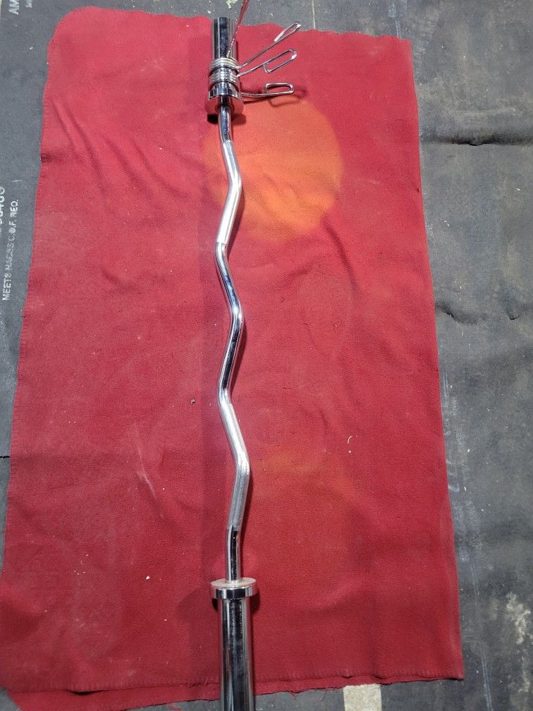 2" HOLE EZ-CURL BAR WITH  CLIPS 
SOLID EXCELLENT CONDITION 
11525 S HALSTED DUNKIN DONUTS/7111.S WESTERN WALGREENS 
45$  CASH ONLY AS IS 