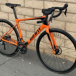 2018 Giant Defy Advanced - Carbon Fiber Road Bike, Medium, Disc Brakes, Thru Axles, New Old Stock, Serviced, READY TO RIDE!