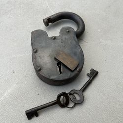 Antique Style Rustic Cast Iron Padlock Heavy Duty Skeleton Key Lock Set Medieval Iron for Main Door or Jail Locker