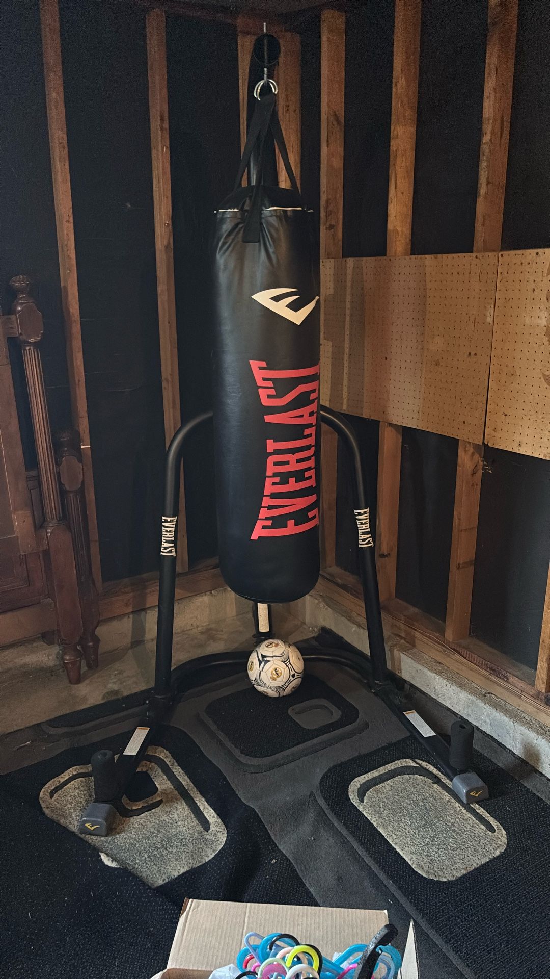 Everlast Heavy Bag And Stand