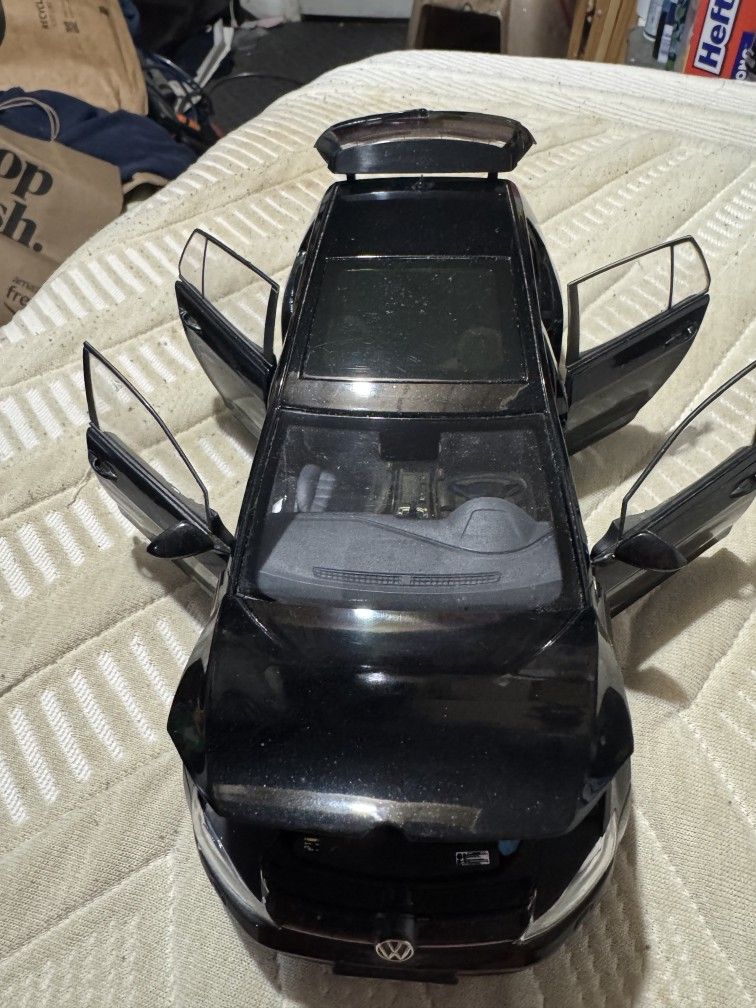 Die-cast 1/18 VW GOLF.