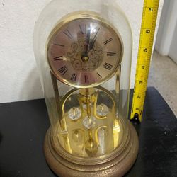 RELOJ ANTIGUO DE PÉNDULO CON URNA DE CRISTAL