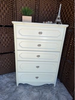 Dresser 5drawers (drawers work good) details in the photos