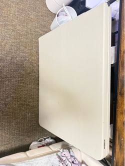 Folding Table – White Plastic Table 是 72” L x 30” W x 29” H