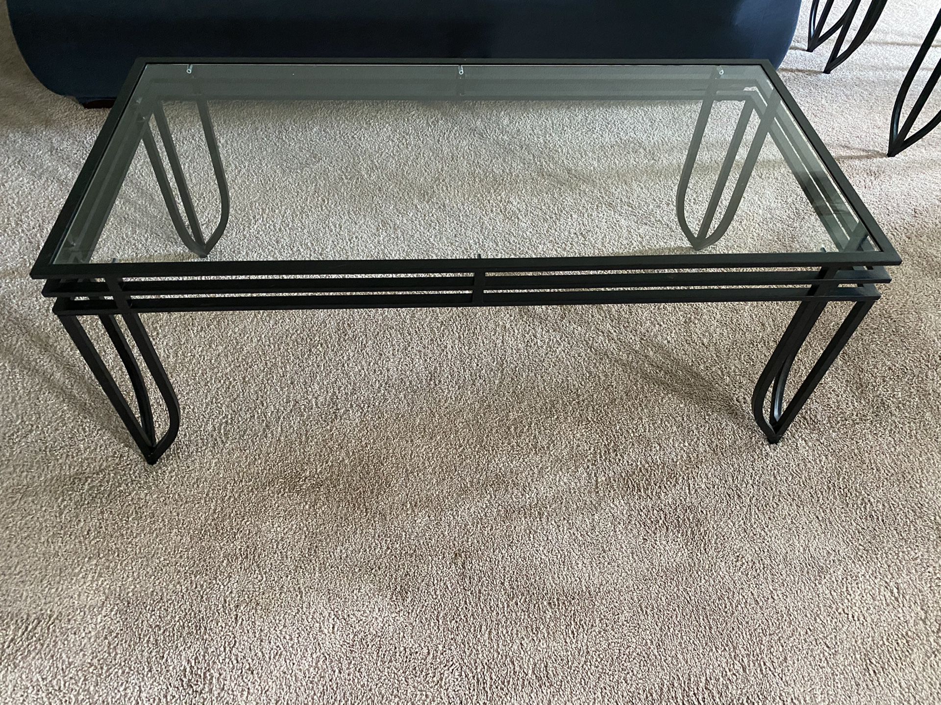 Coffee tables set of 3 (Great condition)