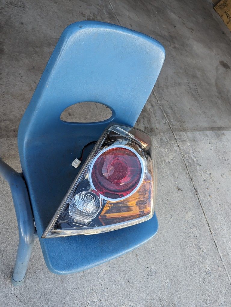 Nissan ALTIMA TAILLIGHT