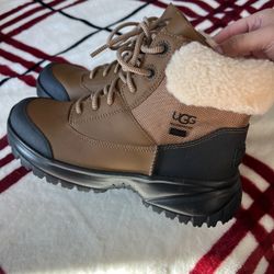 UGG Women's Adirondack XXV Round Toe Boots