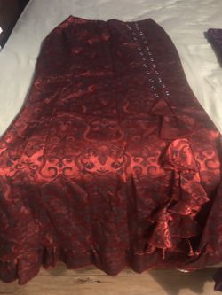 Mermaid skirts do not stretch are zipper size M are pack snows.