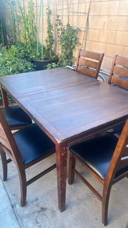 Dinner table and five chairs with an extension