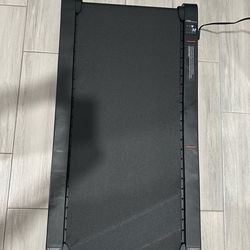 Caminadora solo un mes de uso . Como nueva con su mando práctica y cabe asta abajo de la cama.