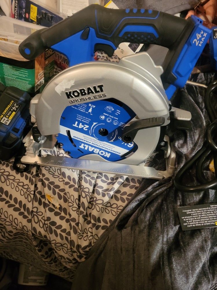 Kobalt Cordless Circular SAW WITH BATTERIE