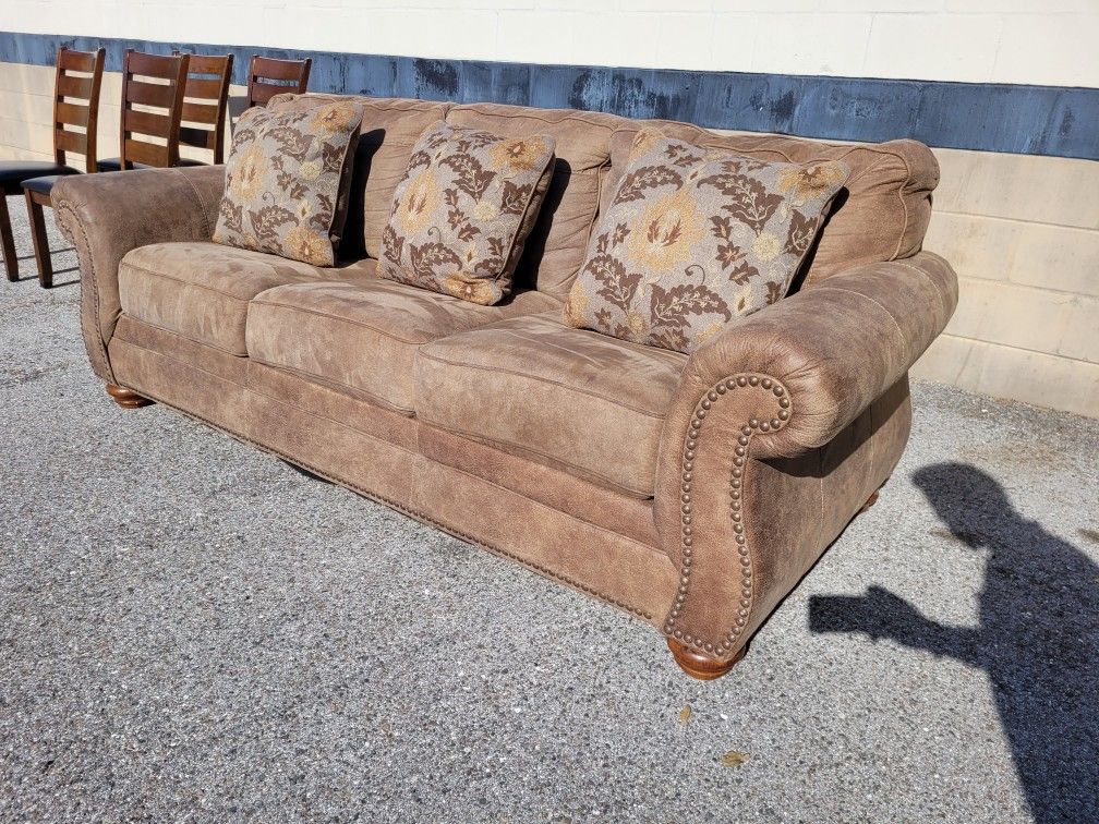 GORGEOUS TOMMY BAHAMA Brown Studded Couch😃😍NEW ITEM🏃♂️🏃🏼♀️SAVE NOW💯+MORE🙂WEEKEND ONLY!OBO