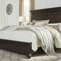 Brynhurst Dark Brown King Panel Bed

