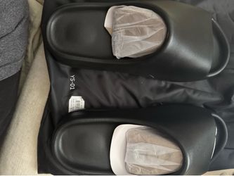 Yeezy slides (10)