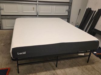 Queen Memoryfoam Mattress with Metal Platform