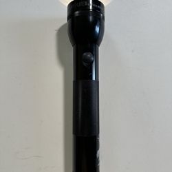 Maglite Heavy-Duty Incandescent 2-Cell D Flashlight Standard Black Extra Bulb