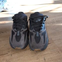 Yeezy 700 Utility Black SZ 10
