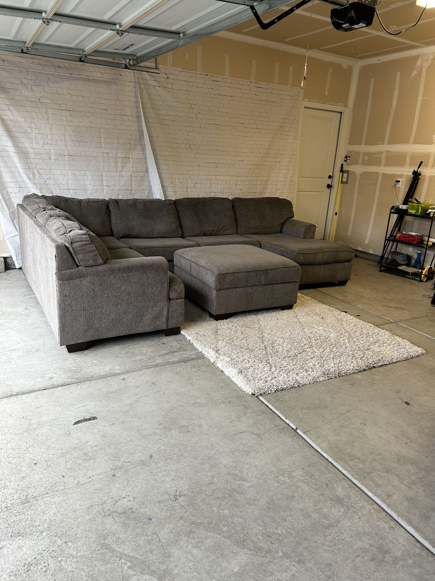 Beautiful Grey Ashley Furniture 3Pc Sectional (Delivery Available)