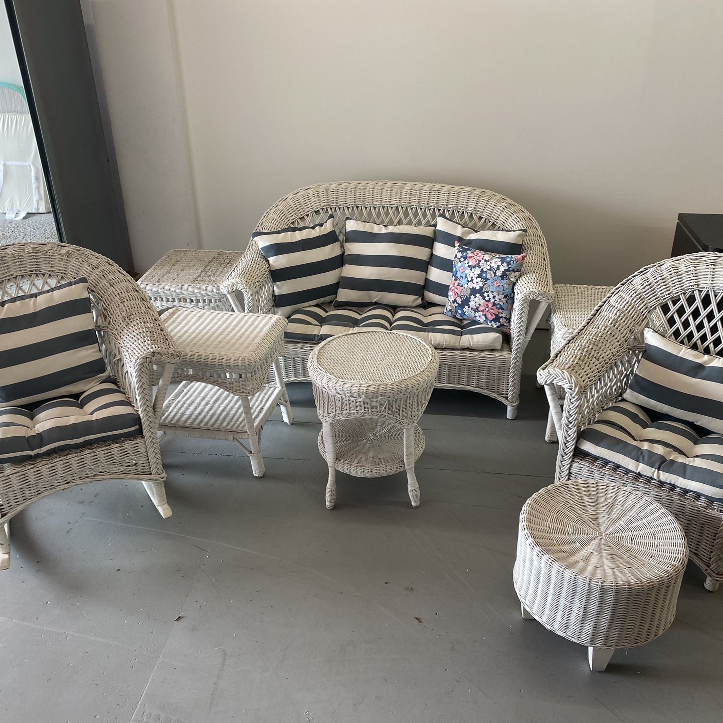 8 PIECE WICKER SET with Cushions 