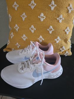NIKE USED ONLY ONE TIME  ,  SIZE 8 FOR WOMENS  .
