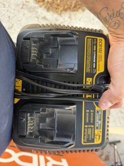 Dewalt Dual Charger DCB102