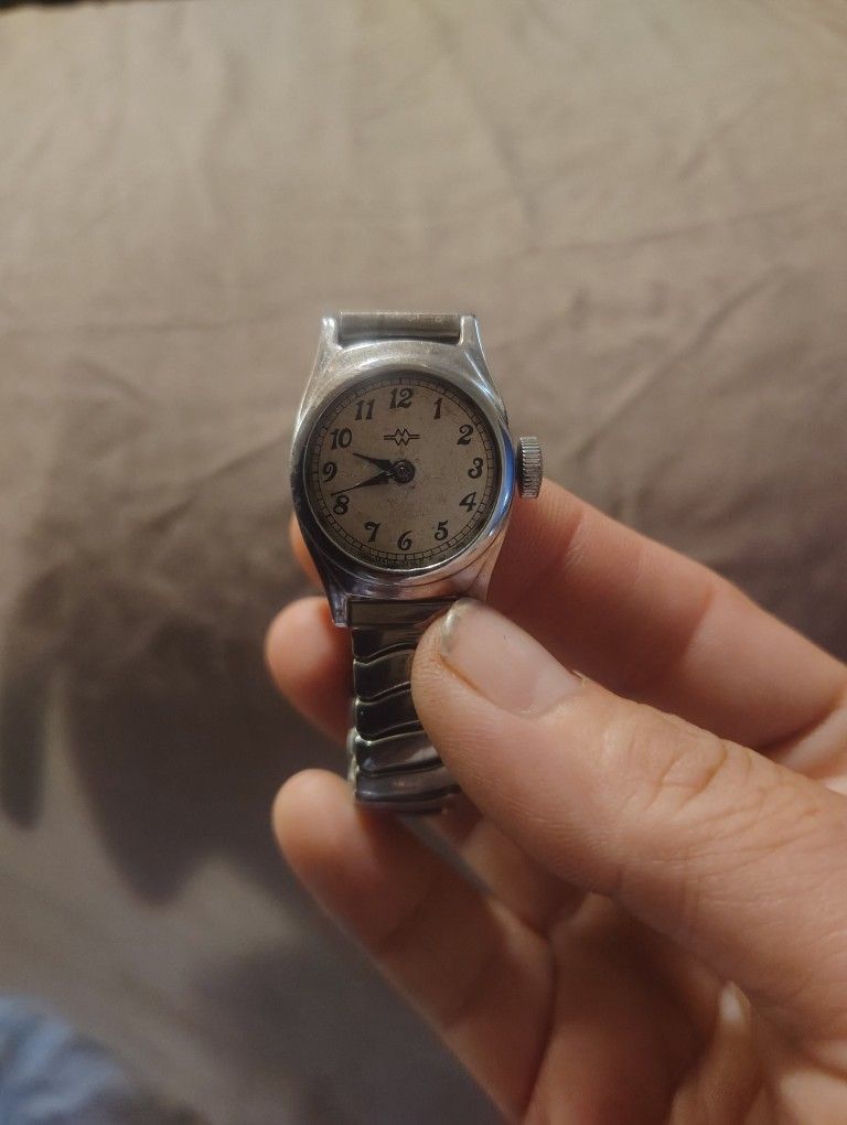 VINTAGE WOMEN'S SILVER TONE TIMEX BRAND SHOCK RESISTANT WATCH