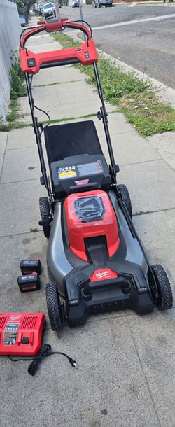 Podadora  milwokee 2 baterias de 5.horas y cargador doble  rapido