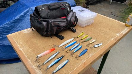 Soft tackle box with surface irons