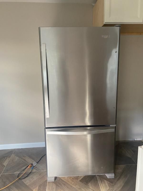 2023 Whirlpool Refrigerator 20 cuft Bottom Freezer