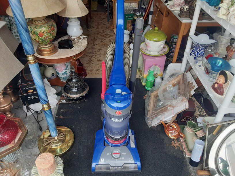  FANTASTIC  HOOVER  WIND  TUNNEL  VACUUM  WITH  auto  AUTOMATIC  CORD  RETURN 