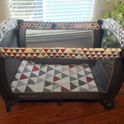 BABY PLAYARD / PLAYPEN 