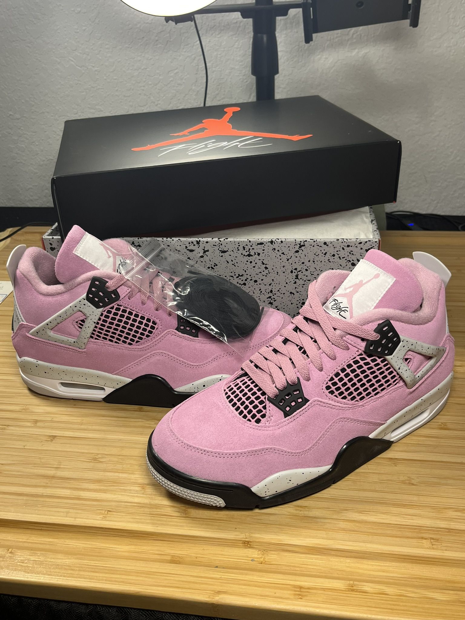 Jordan 4 Orchid Women’s 10 / Men’s 8.5