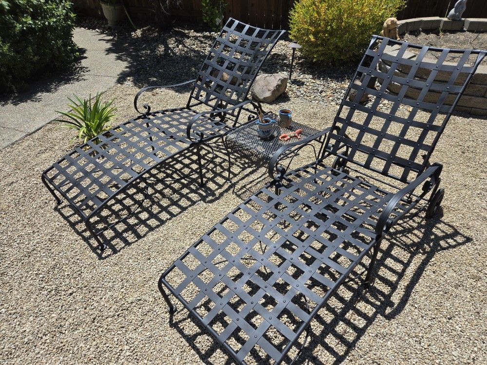 Wrought Iron Chaise lounge chairs  patio furniture pool outdoor OW Lee Classico looks almost new!