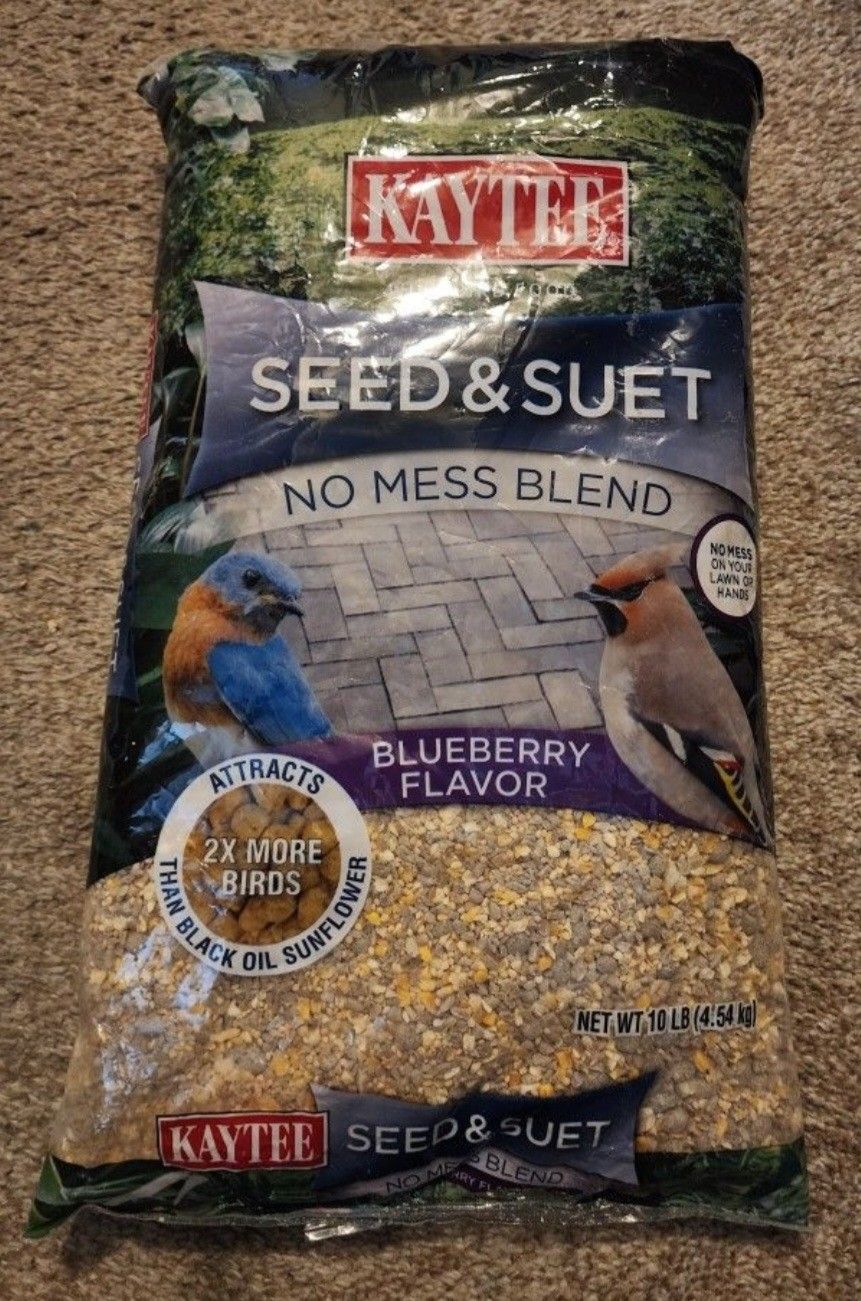 Kaytee Seed & Suet No Mess Blend Blueberry Flavor, 10 lbs. New. Could trade for other parrot food. Best before 06 Feb 2026.