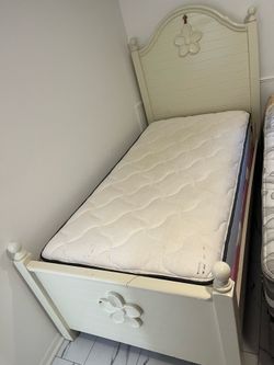 Girl bedroom set(price is firm)