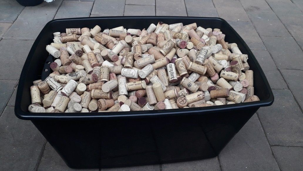 Wine corks for handcrafting. Packed 100 count per bag.Only $10.00 Choose: Natural Cork, Plastic Champagne, Brandy.