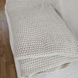 King size cable knit blanket / comforter
 cream / light taupe color
Heavy blanket - non smoking home 90.00 paid
Machine washable.