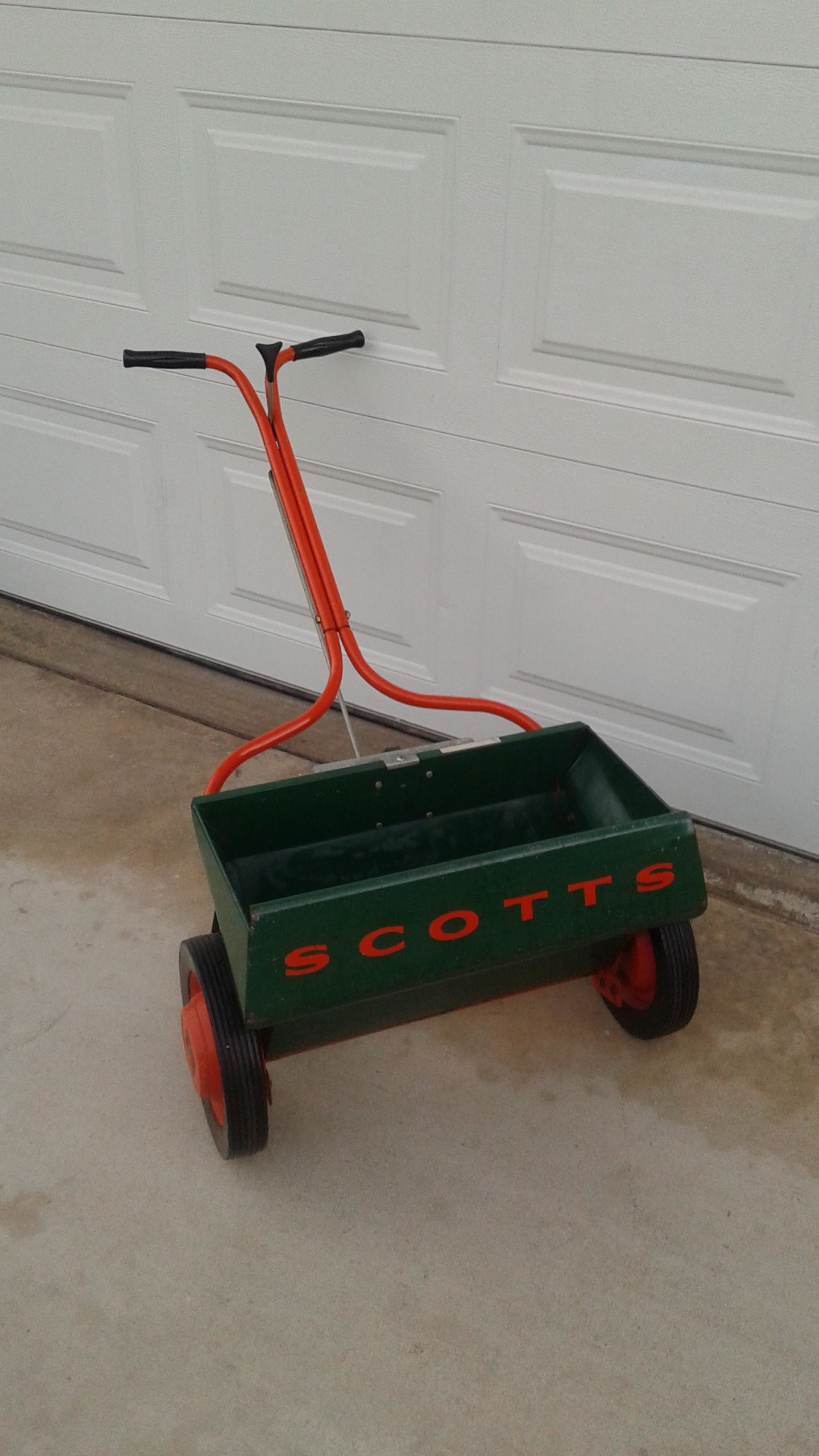 VINTAGE "SCOTTS" #35-3 DROP SPREADER (CIRCA 60'S)