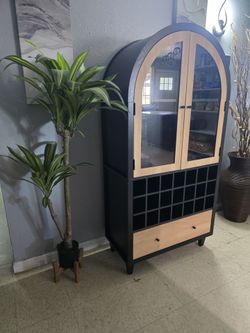 Arched Wine Bar Cabinet with 2 Glass Doors, Liquor Cabinet Wine Cabinet with Stemware Holders 🌱