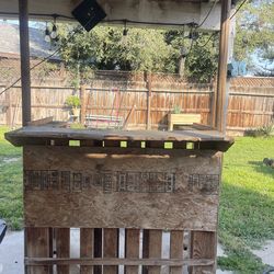 $120 Rustic Outdoor Pallet Bar with Roof