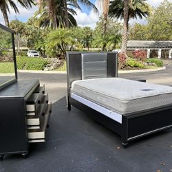 Beautiful Bedroom Set Queen Size Solid Wood Dark Gray Color In Good Condition by Malaysia Furniture