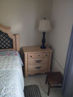 Bedroom set free and glass display.