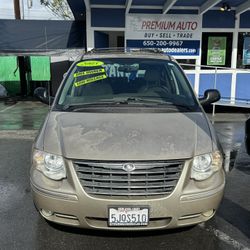 2005 Chrysler Town&Country Touring. Clean Title, Pass Smog, 7 Seater! Low Miles!