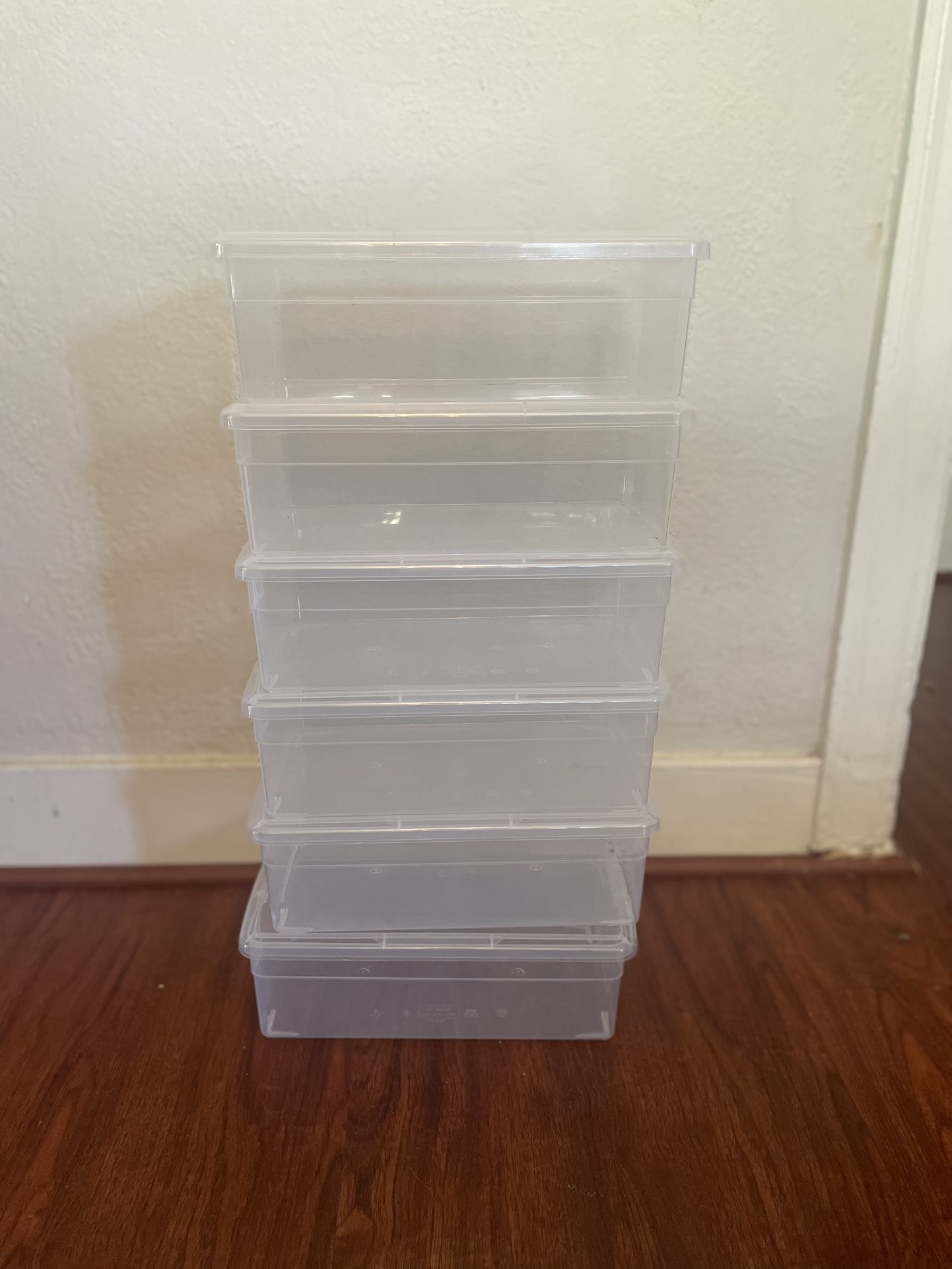 Clear plastic containers (6) 