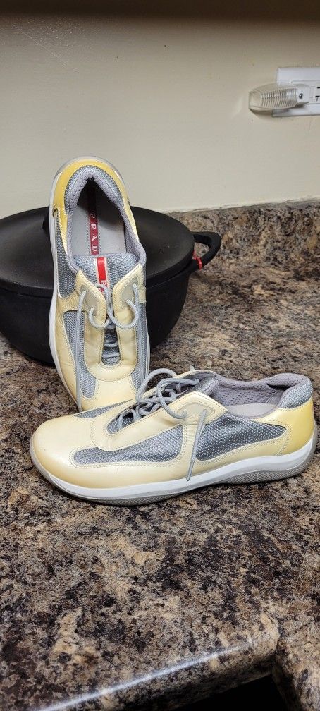 Prada some see n size 7