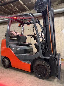 TOYOTA M8 forklift, latest model 6600 lb,3 stage, side shift