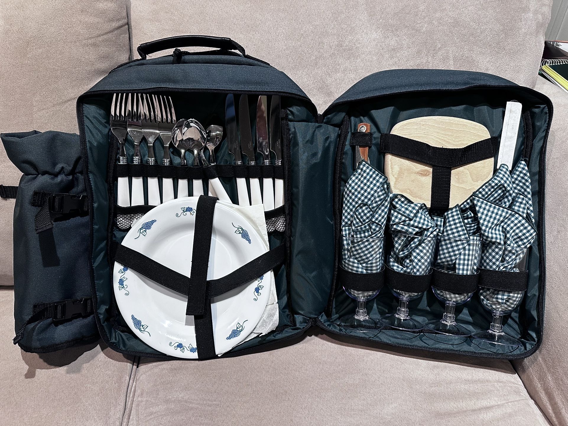 Picnic backpack for 4 people. Brand New!
